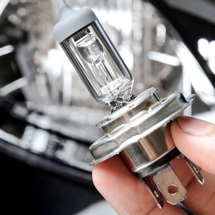 Hướng dẫn cách thay đèn pha xe tải đúng cách