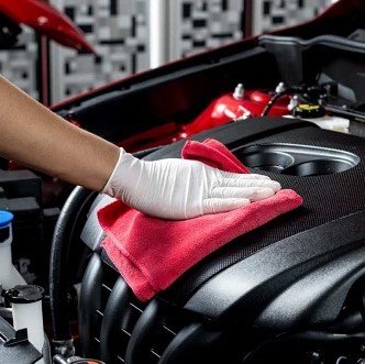 Hướng dẫn chi tiết cách vệ sinh khoang động cơ xe tải sạch bóng như mới