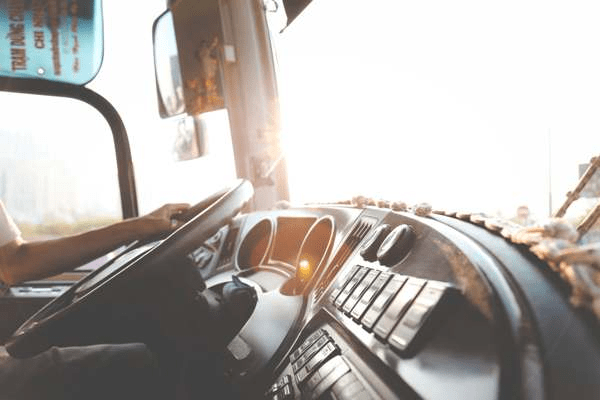 Trường hợp xe tải bị chói nắng ảnh hưởng đến tầm nhìn người lái