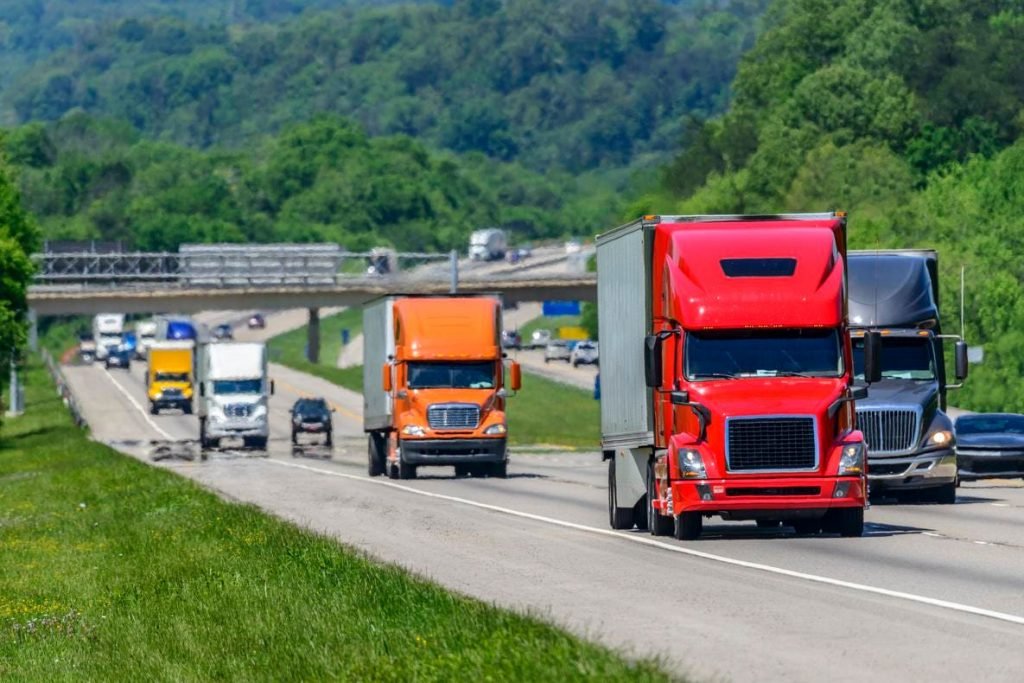 Kinh nghiệm lái xe tải, xe container qua đường sắt: Đi đúng luật, nhường đường đúng luật