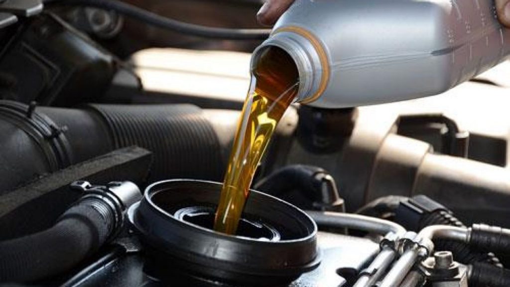 Thay dầu hộp số xe tải