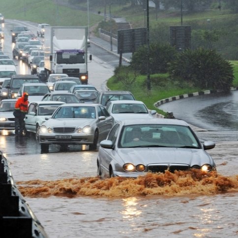 Tại sao không nên bật điều hòa khi lái xe qua vùng ngập nước?