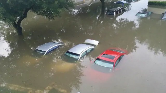 Những lưu ý khi đỗ xe ở vùng ngập nước 