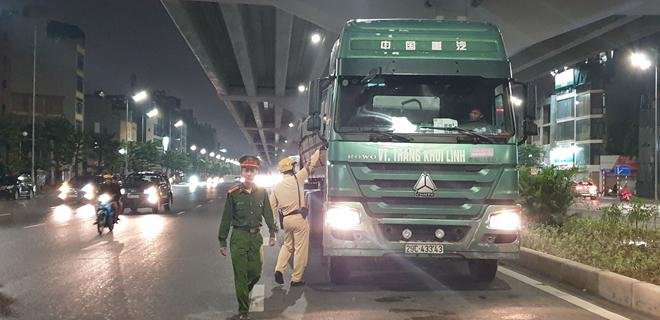 Chạy đúng làn đường khi lái xe tải trong thành phố