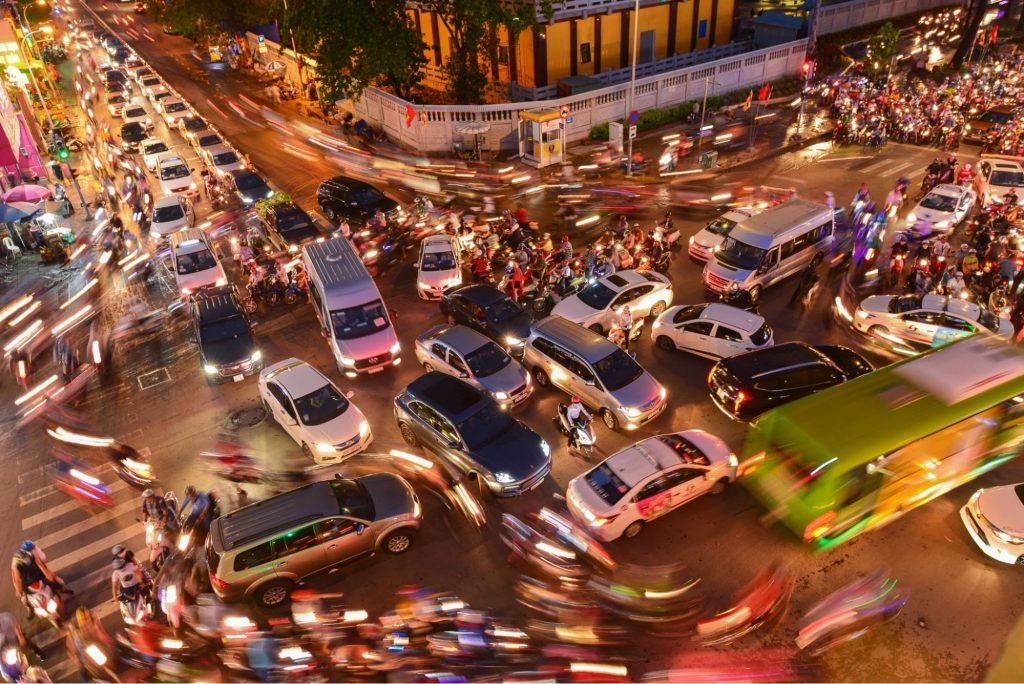 Cẩn thận khi lái xe tải đi qua giao lộ