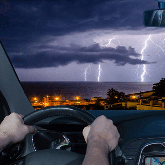 Đang lái ô tô bị sét đánh có nguy hiểm không? 3 nguyên tắc lái xe giữa trời mưa to sấm sét