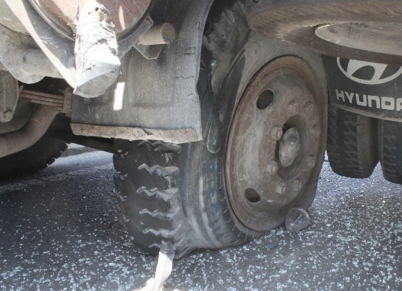Trường hợp nổ lốp xẹp lốp xe tải cũng cần phải gọi cho đội cứu hộ xe tải