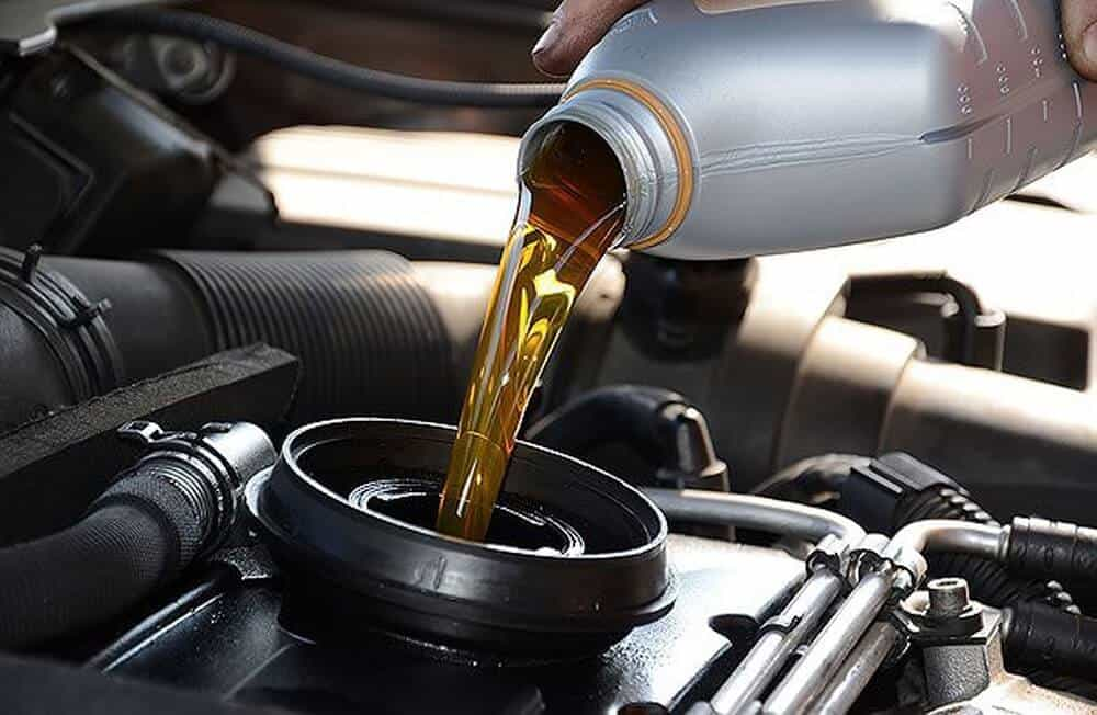 Hãy đảm bảo luôn châm đủ dầu động cơ cho xe ô tô của mình