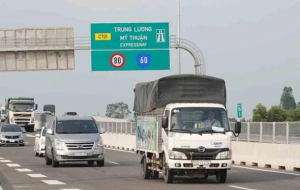 xe-tai-hong-tren-duong-cao-toc (2)