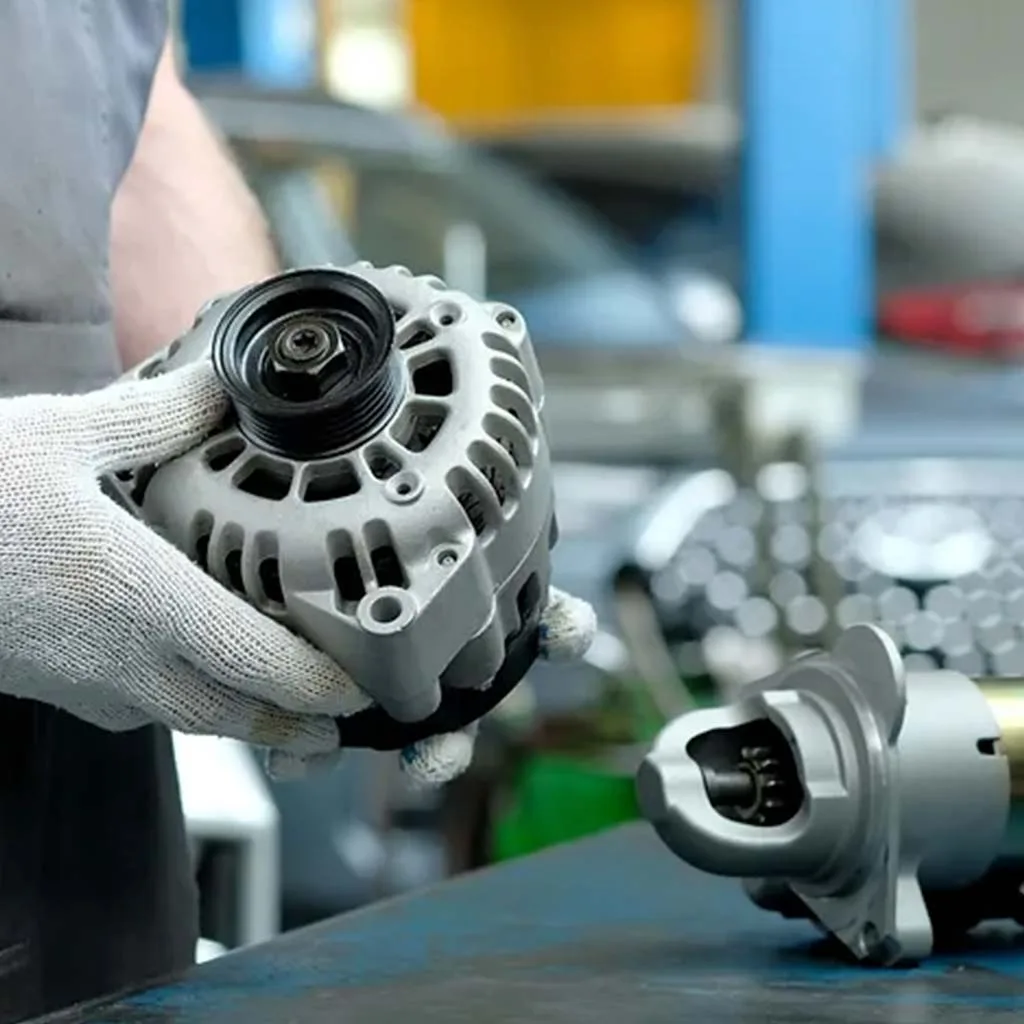 Máy phát điện và củ đề xe tải trên bàn thợ