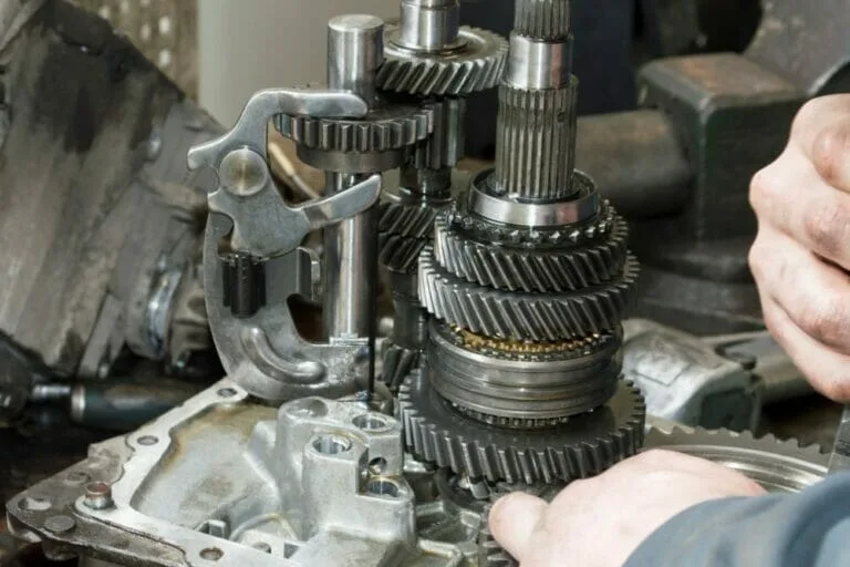 Ruột hộp số xe tải với các trục và bánh răng