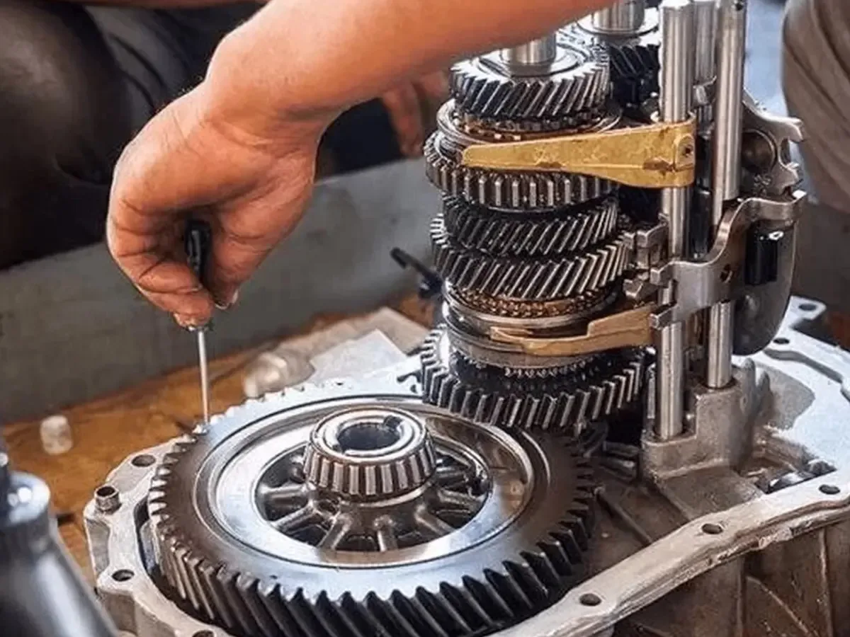 Hộp số xe tải rã ra kiểm tra bên trong