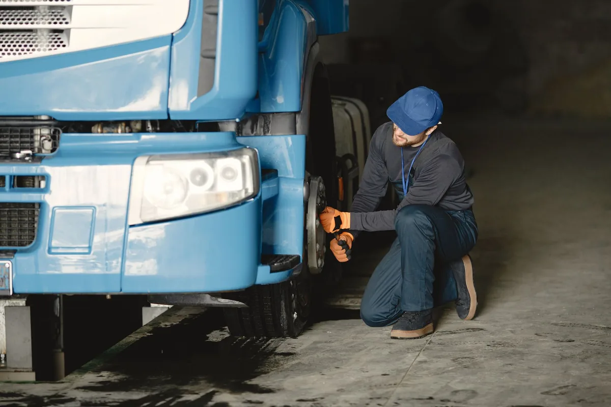 Bảo dưỡng xe tải trên cầu nâng