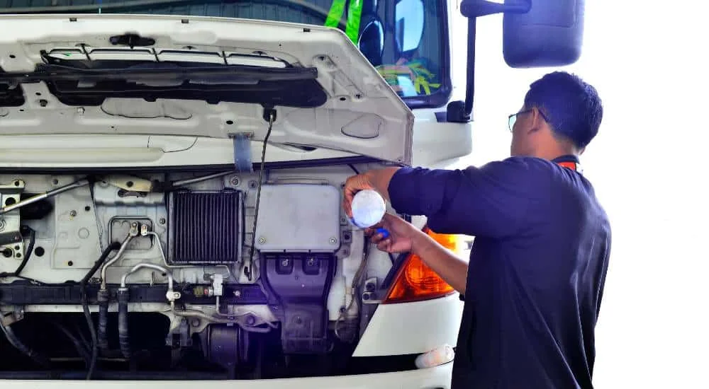 Thợ châm nước làm mát cho xe tải