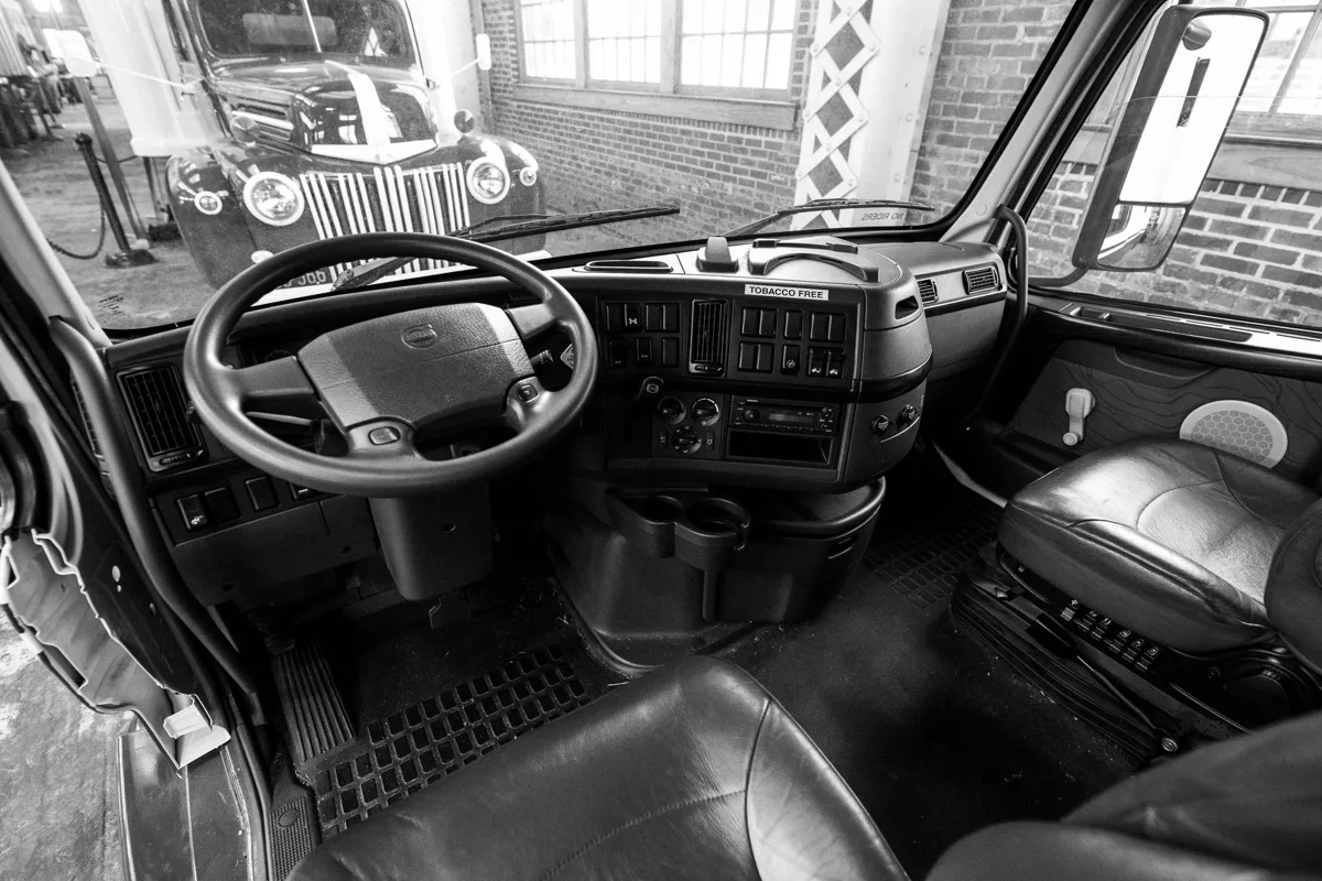Khoang lái xe tải nhìn từ cửa bên phụ