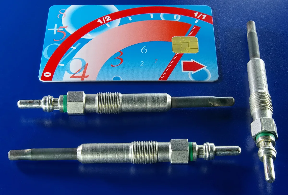 Bugi sấy đã qua sử dụng tháo từ một động cơ diesel
