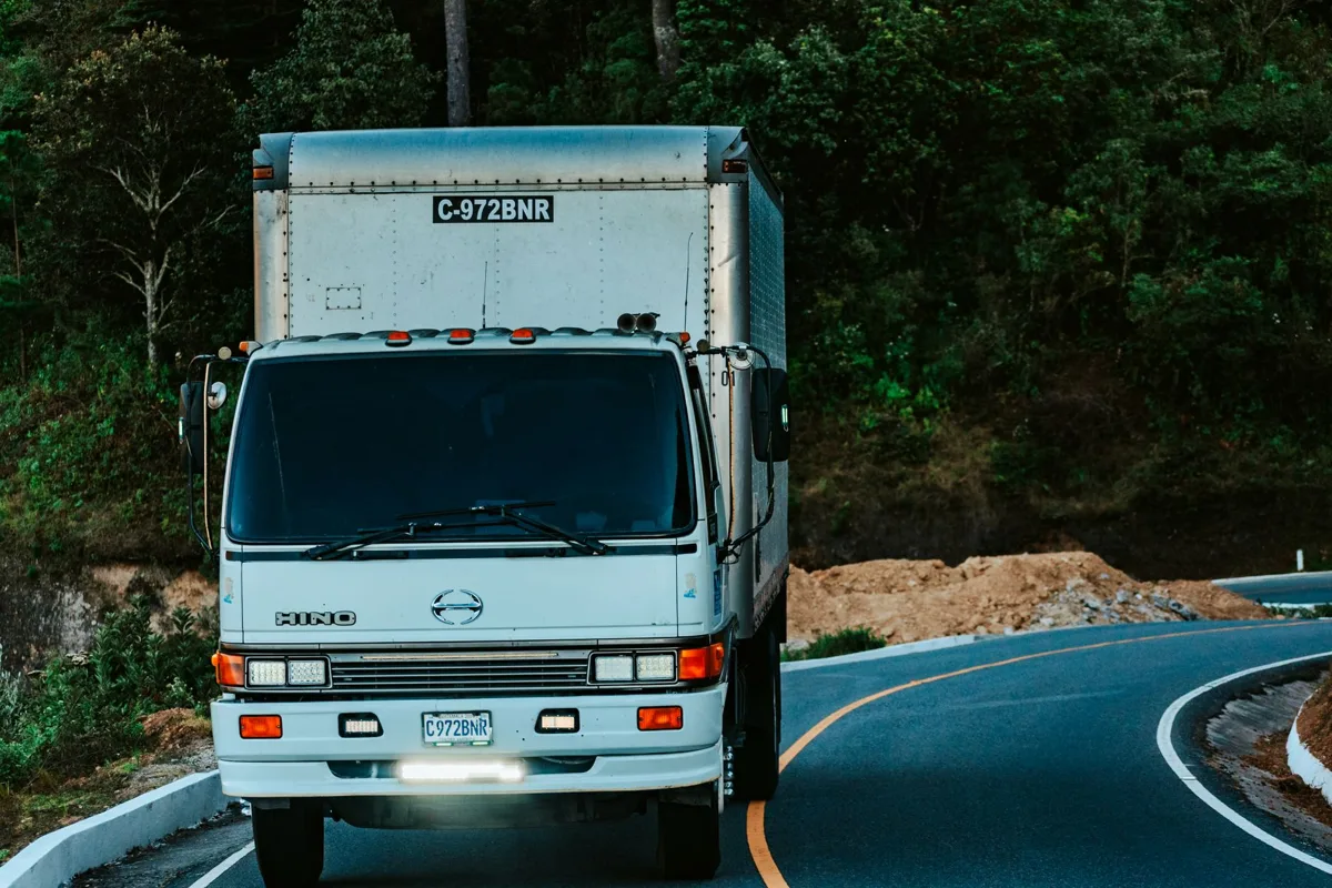 Xe tải nhẹ chạy trên đường đèo quanh co