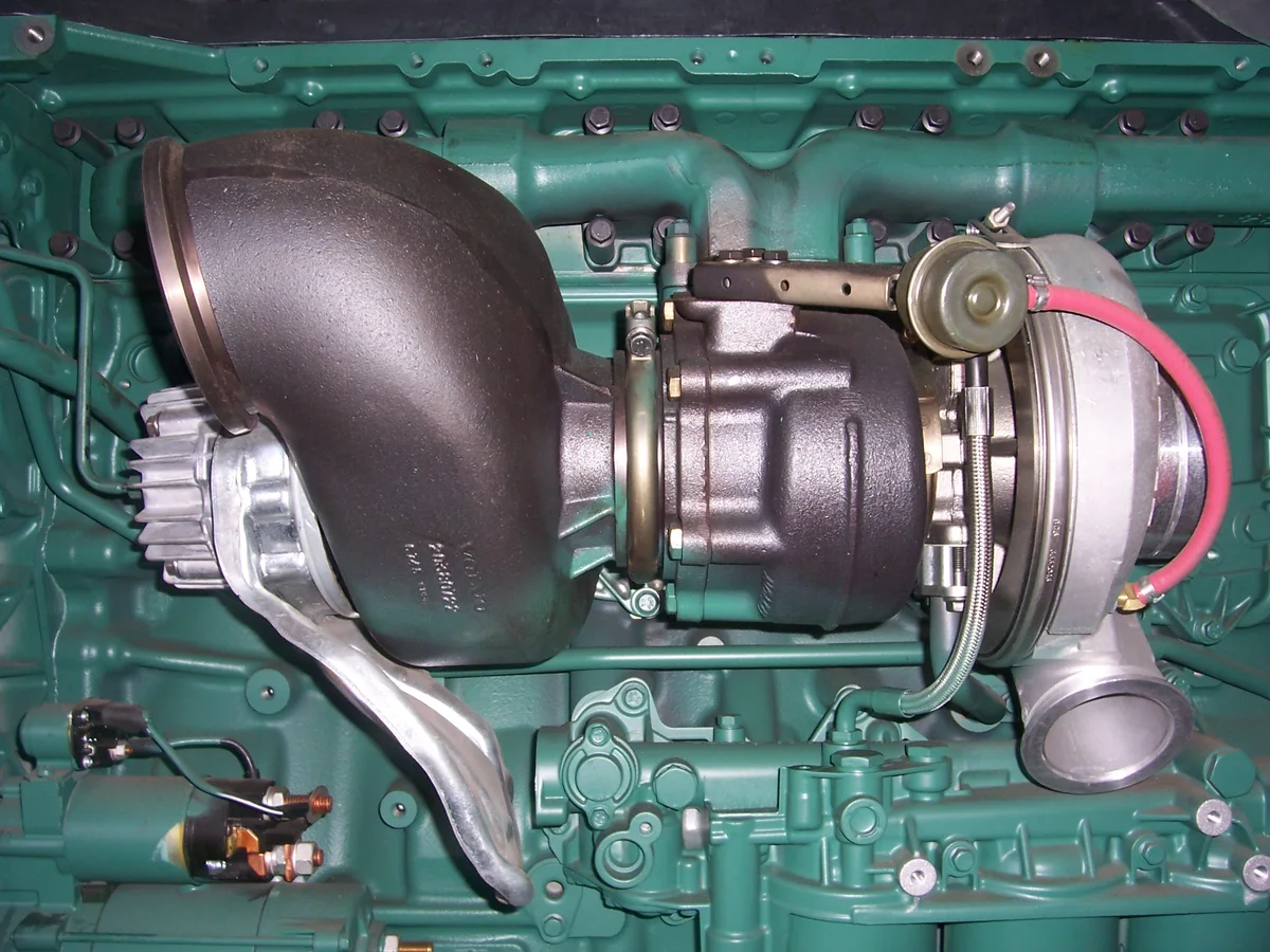 Cụm turbo tăng áp và phanh khí xả trên động cơ xe tải